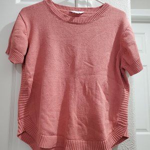 Pink vintage style knitted t-shirt with curved botton edge